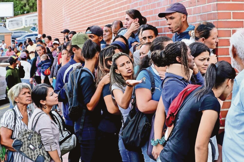Desde las 4:00 de la mañana, decenas de personas hacen fila afuera del centro comercial El Cafetal con la esperanza de comprar productos en el supermercado. (Fotos: JORGE SERRATOS)