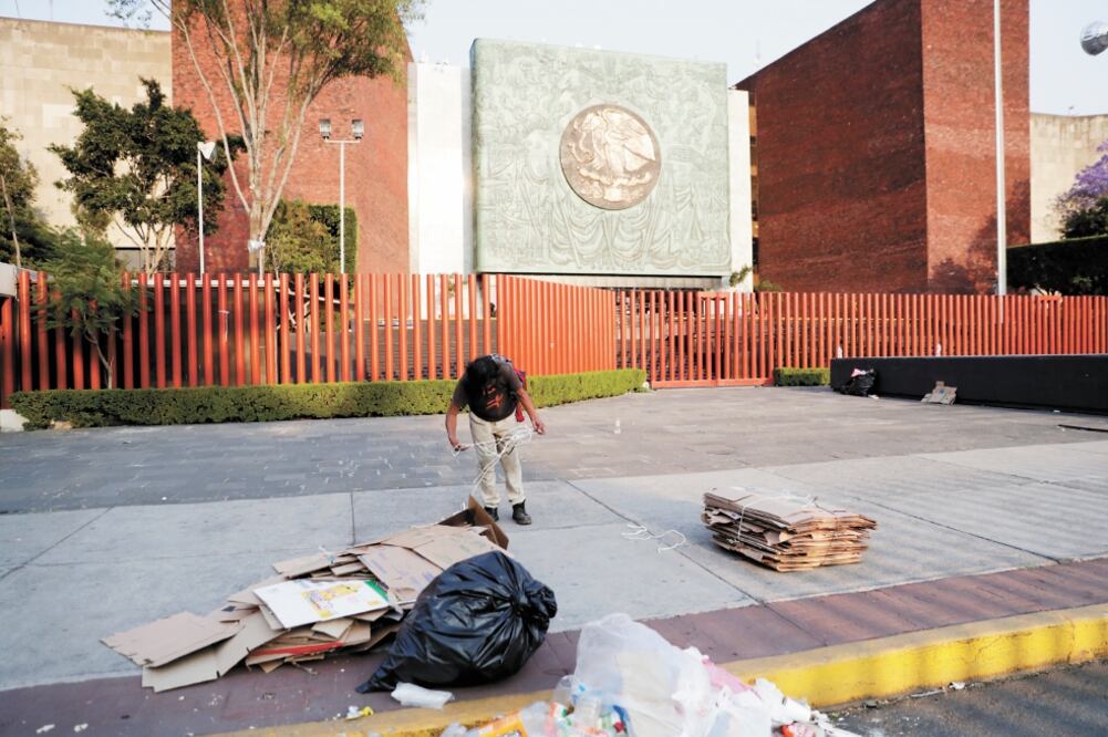 Los integrantes de la CNTE levantaron el plantón que mantuvieron por casi 48 horas en los distintos accesos a la Cámara de Diputados (IVÁN STEPHENS. EL UNIVERSAL)