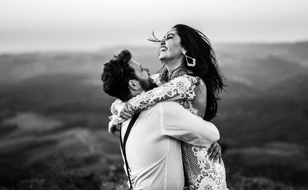 Durante el cortejo, quien aplica "Love Bombing" se desvive en detalles y atención por su pareja / foto: Unsplash.