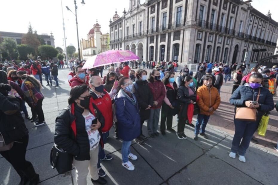 Trabajadores del ayuntamiento de Toluca protestan por falta de pago de prima vacacional