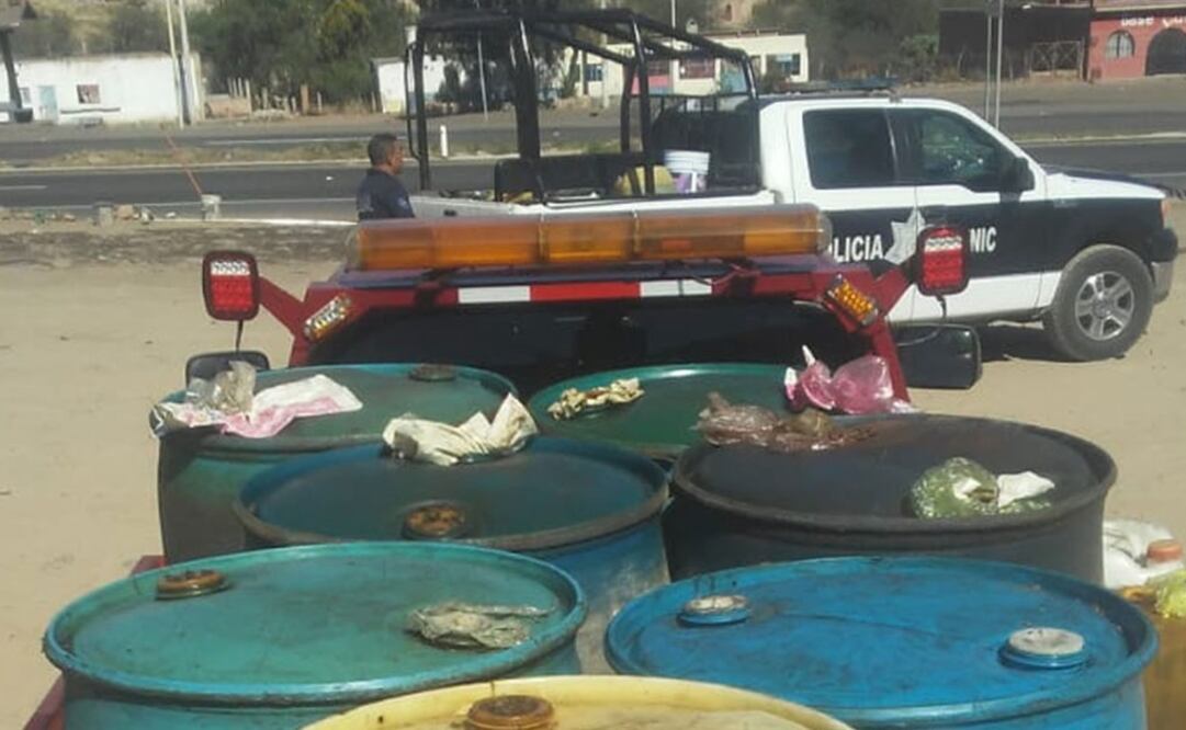 Tambos y bidones que continúan el combustible fueron asegurados y llevados a instancias federales correspondientes para continuar con las investigaciones (ESPECIAL)