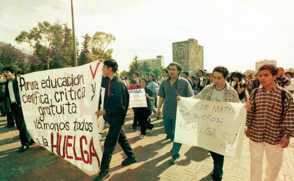 “Por una educación científica, crítica y gratuita, vámonos a la huelga”. El aumento de cuota no sólo fue idea de Barnés de Castro; la universidad requería una discusión sobre sus costos y el reactor sólo reajustó el reglamento de 1948. Foto: Ernesto Muñoz/Archivo EL UNIVERSAL.