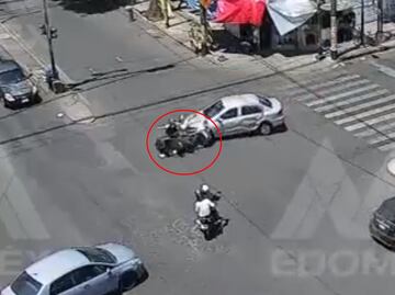 Video. Motociclistas son embestidos por auto al pasarse un alto en Naucalpan