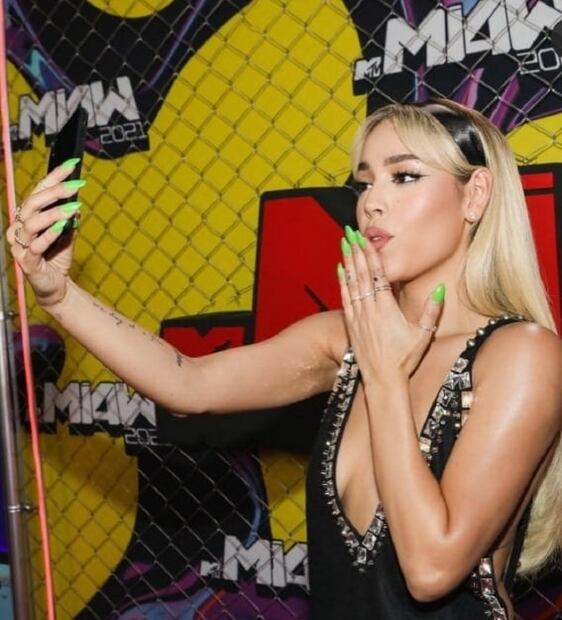 El make up de Danna Paola con stickers brillantes que amarás