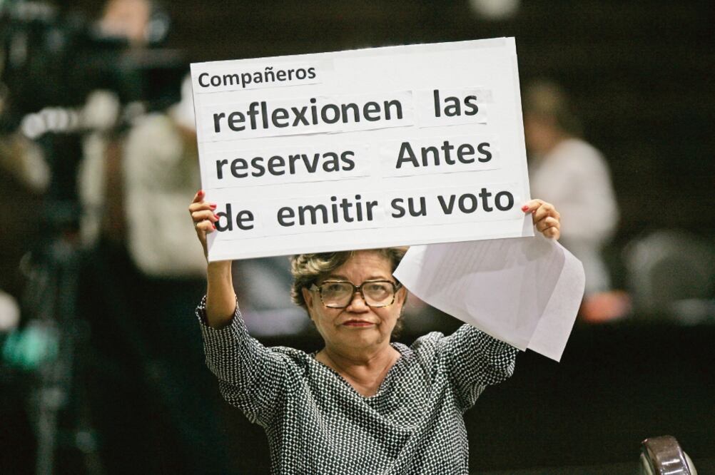 La legisladora de Morena Margarita Blanca Cuata muestra una pancarta durante la sesión extraordinaria en la Cámara de Diputados (ALEJANDRO ACOSTA. EL UNIVERSAL)