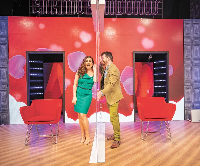 Penélope Menchaca se estrena como conductora estelar. Aquí, con Hernán. Foto: SERGIO TAPIA. EL UNIVERSAL