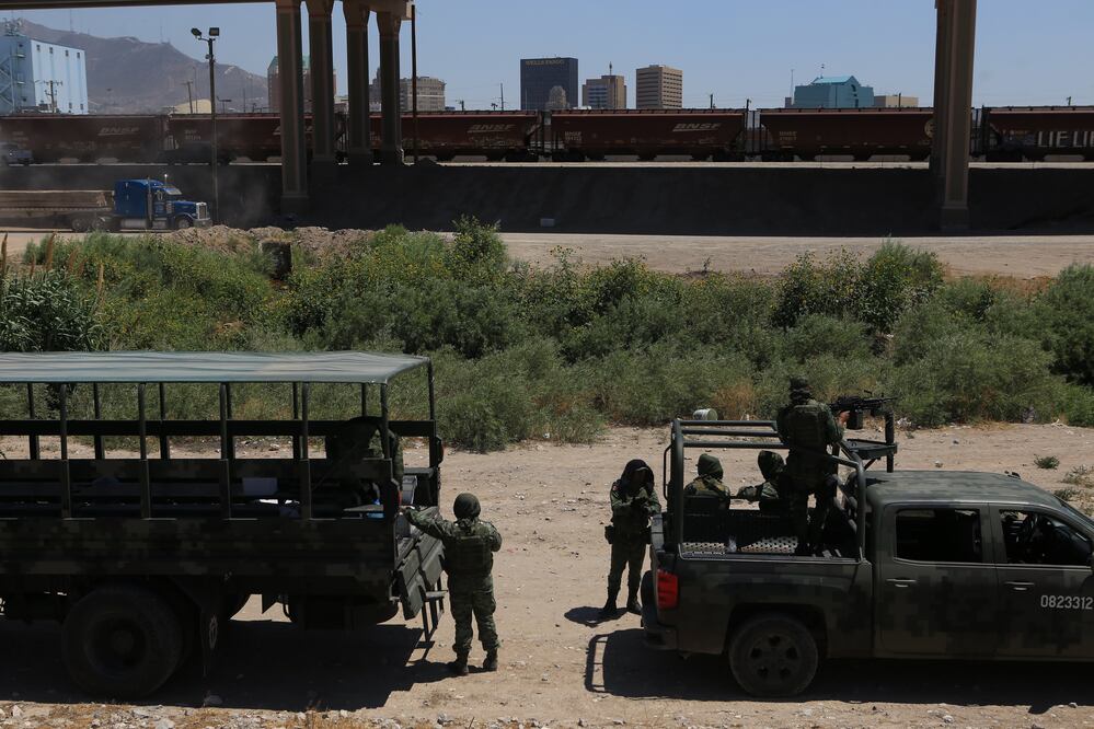 Usan militares brazalete de Guardia Nacional en patrullaje antimigrante en Ciudad Juárez, esto a un costado del Puente Internacional Paso Del Norte / Archivo. EL UNIVERSAL
