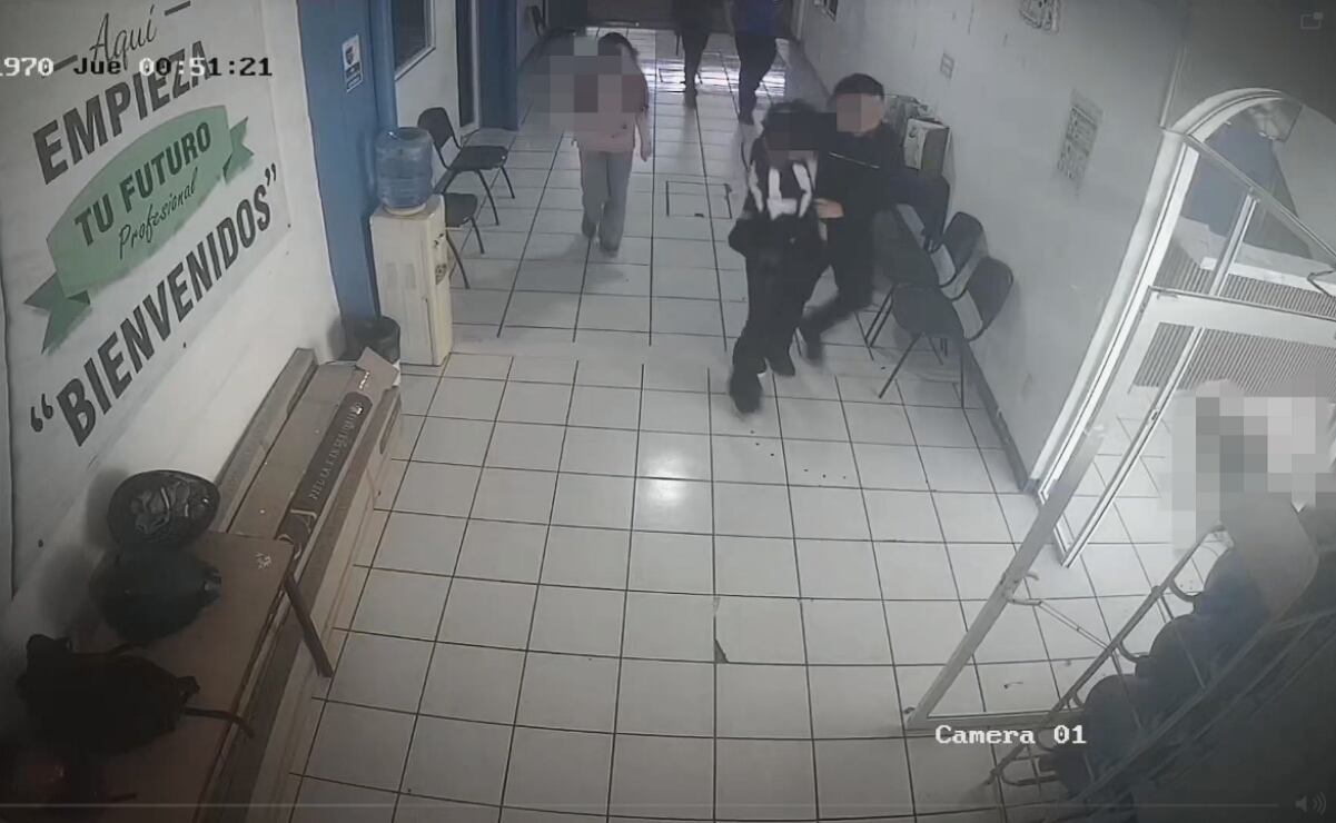 Compañeros detuvieron y desarmaron a Osmar tras asesinar a docentes en Michoacán; autoridades aún no localizan celular del joven.
Foto: Especial.