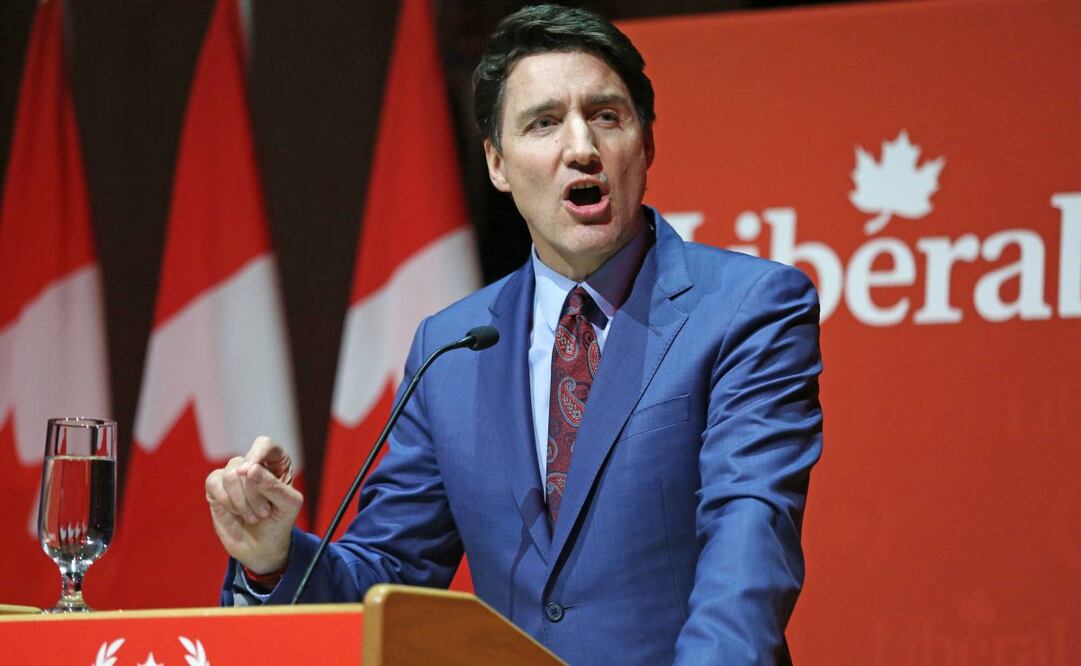 El primer ministro de Canadá, Justin Trudeau, habla con los donantes durante la fiesta navideña del Laurier Club en el Museo Canadiense de Historia en Gatineau, Quebec, el 16 de diciembre de 2024. Foto: AFP
