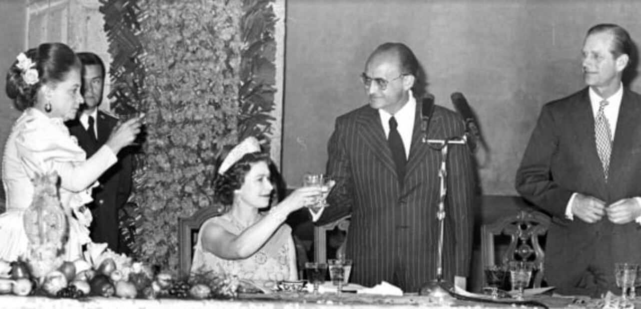 Cuando la reina Isabel II paseó en el mercado y bailó  "La Cucaracha" en México 