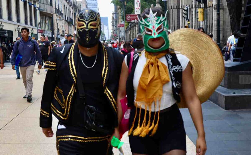 Con blusas, diademas, máscaras, sombreros la gente camina bajo un sol brillante en la capital mexicana. Foto: Valente Rosas/EL UNIVERSAL