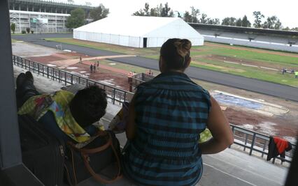 Llegan primeros migrantes a estadio en la CDMX