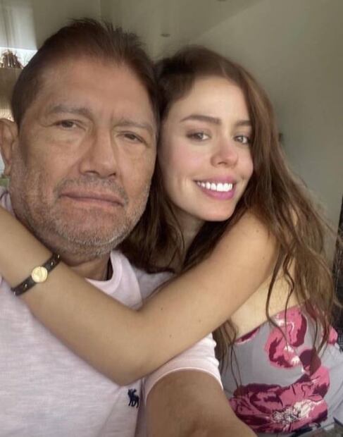 Critican aspecto de Juan Osorio junto a su joven novia: "Qué guapa es su hija señor"