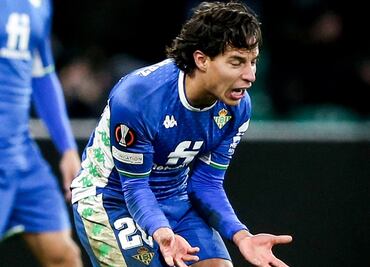 Diego Lainez hace berrinche tras salir de cambio con el Betis
