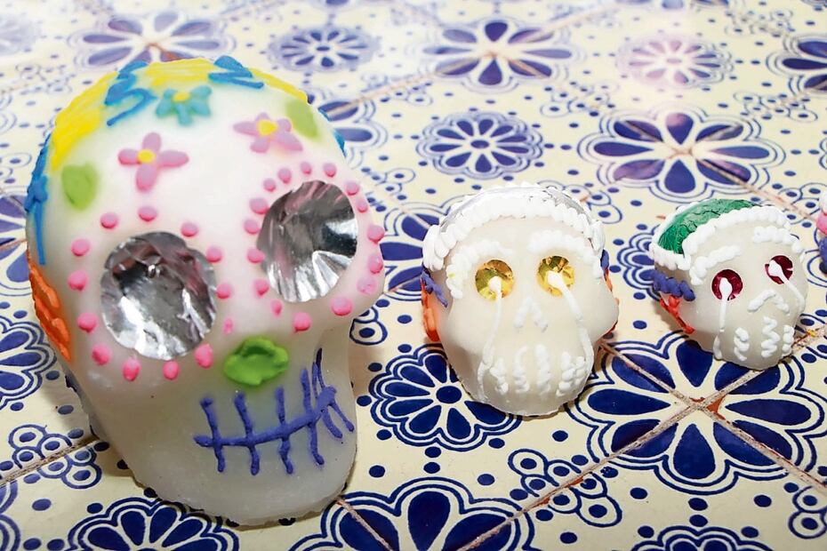 Los precios de las calaveritas de azúcar van desde los 10 pesos la más pequeña y hasta 100 las más grandes, dependiendo del decorado. Foto: Omar Contreras / El Universal