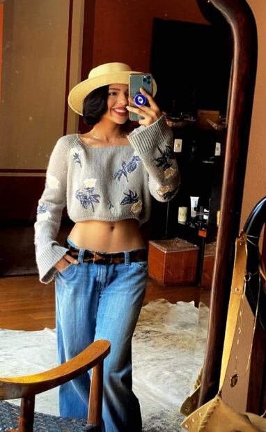 Ángela Aguilar impone tendencia con jeans de cadera baja