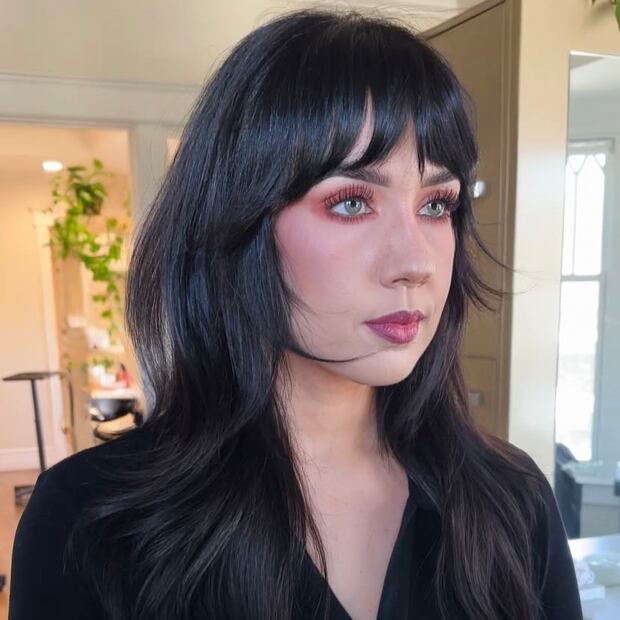 El flequillo grunge es largo, irregular y texturizado, estilo noventero. Foto: Instagram @chellsiedanielle