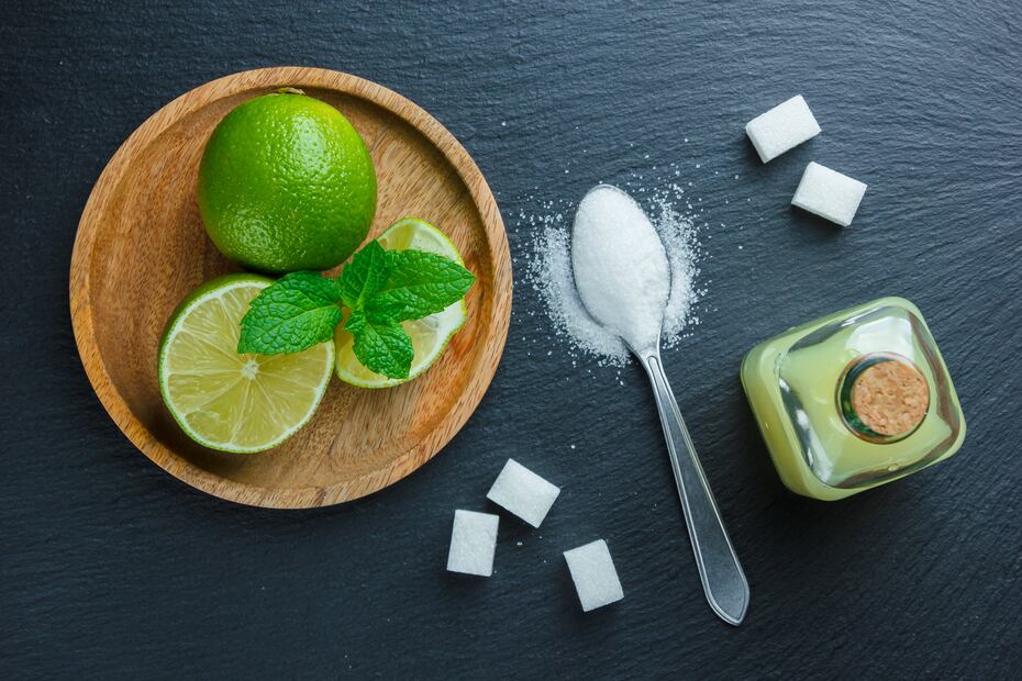 Con hasta 15 veces más dulzor que el azúcar, la stevia es usada en bebidas como café y té. Foto: Freepik