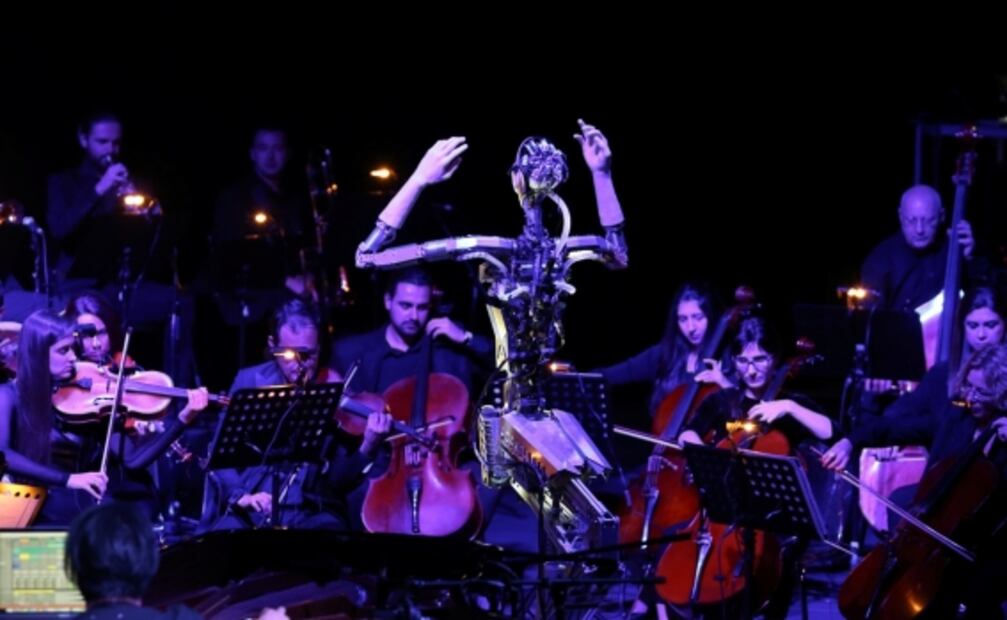 Robot con rostro humano dirige orquesta