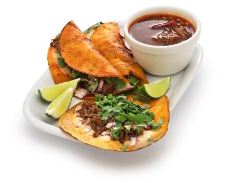 La birria estilo Tijuana se prueba en los "Tacos La Esquina"
