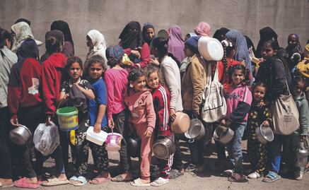 Niñas y niños huérfanos viven emotiva ceremonia de graduación en Gaza; piden seguir con sus estudios 