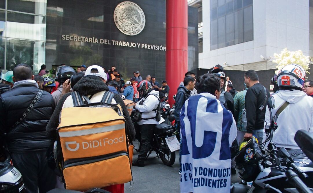 Un grupo de motociclistas, trabajadores de aplicaciones de reparto, acudieron a la STPS, en busca de ser escuchados. Foto: Francisco Rodríguez | El Universal