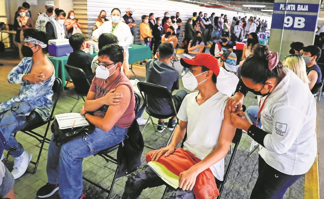 La ADIP destacó que las personas continúan acudiendo a la vacunación contra Covid-19 y mantienen el uso del cubrebocas. Foto: ARCHIVO. EL UNIVERSAL
