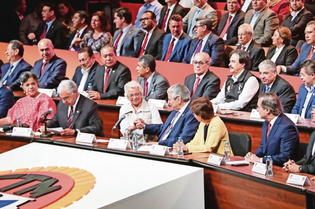 En el 83 aniversario de la CTM, Olga Sánchez Cordero destacó el apoyo que el líder sindical Carlos Aceves del Olmo manifestó a favor de la creación de la Guardia Nacional. Foto: DIEGO SIMÓN SÁNCHEZ. EL UNIVERSAL