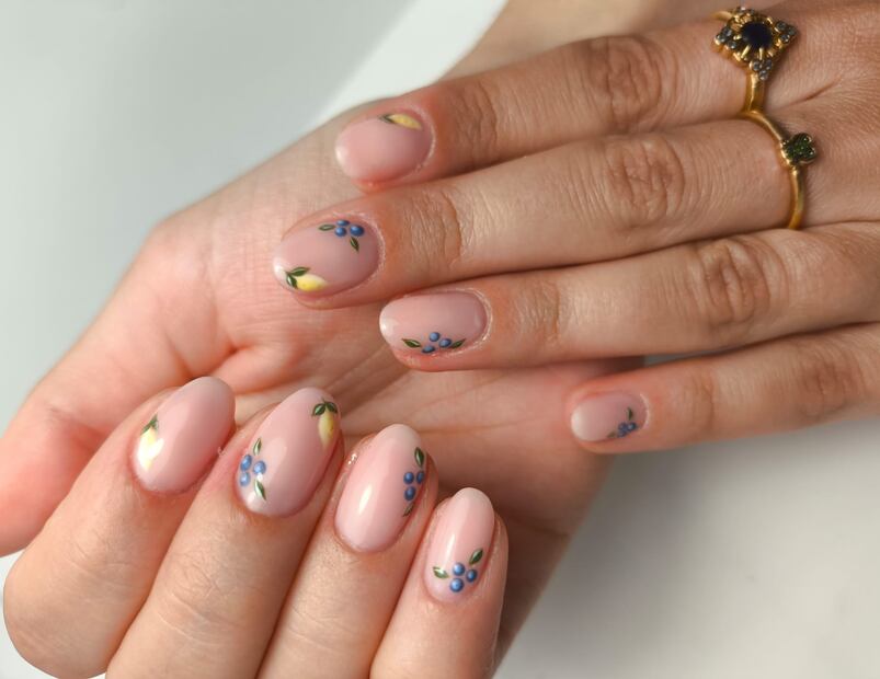 Uñas ttti-frutti minimalista. Foto: Instagram @miriamstudio16