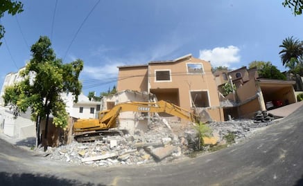 Demuelen casa donde el “Asesino de Cumbres” mató a los hermanitos Peña-Coss