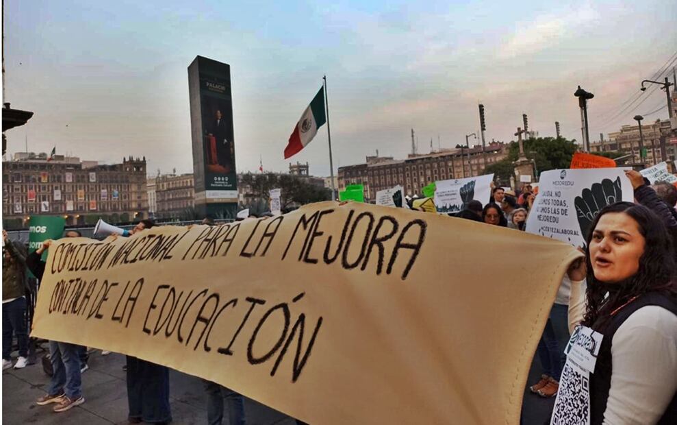Empleados de la Comisión Nacional para la Mejora Continua de la Educación piden ser escuchados y se respeten sus derechos laborales frente a Palacio Nacional, el 26 de marzo de 2025, tras la extinción del organismo. Foto: especial