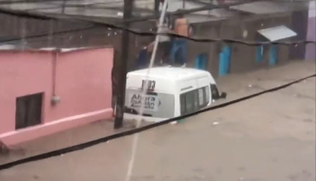 Conductor de camioneta 4x4 rescató a pasajeros de combi atrapados en inundación en Tlalnepantla