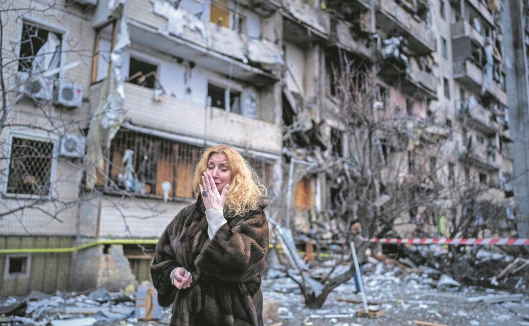 Natali Sevriukova, junto al edificio donde residía, luego de que el inmueble fuera alcanzado por un misil en la capital. Foto: Emilio Morenatti. AP
