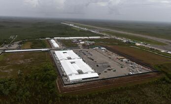 Imagen aérea del centro de detención de migrantes, conocido como "Alligator Alcatraz", ubicado en el antiguo Aeropuerto de Entrenamiento y Transición Dade-Collier en Ochopee, Florida, el 4 de julio de 2025. Foto: AFP