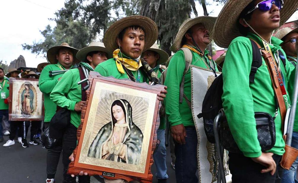 Con cantos, bailes, serpentinas y mucha fe, llegaron los peregrinos provenientes de Querétaro en una mega procesión en la Basílica. Foto: Berenice Fregoso/ EL UNIVERSAL