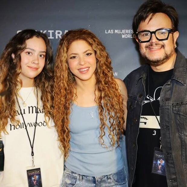 Aleks Syntek y su hija Natalia posan junto a Shakira en el backstage del "Las mujeres ya no lloran World Tour".
Foto: Instagram