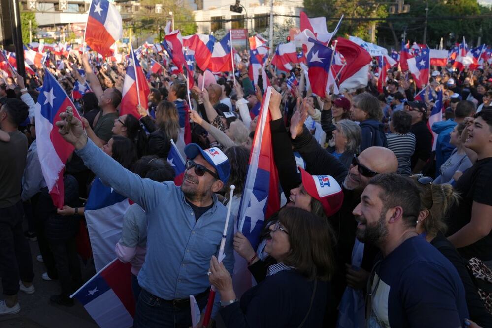 Simpatizantes del candidato a la Presidencia de Chile por el Partido Republicano y Social Cristiano, José Antonio Kast, celebran al conocer los resultados de la segunda vuelta presidencial de este domingo, en Santiago, en los que se impuso el ultraderechista. FOTO: ADRIANA THOMASA. EFE