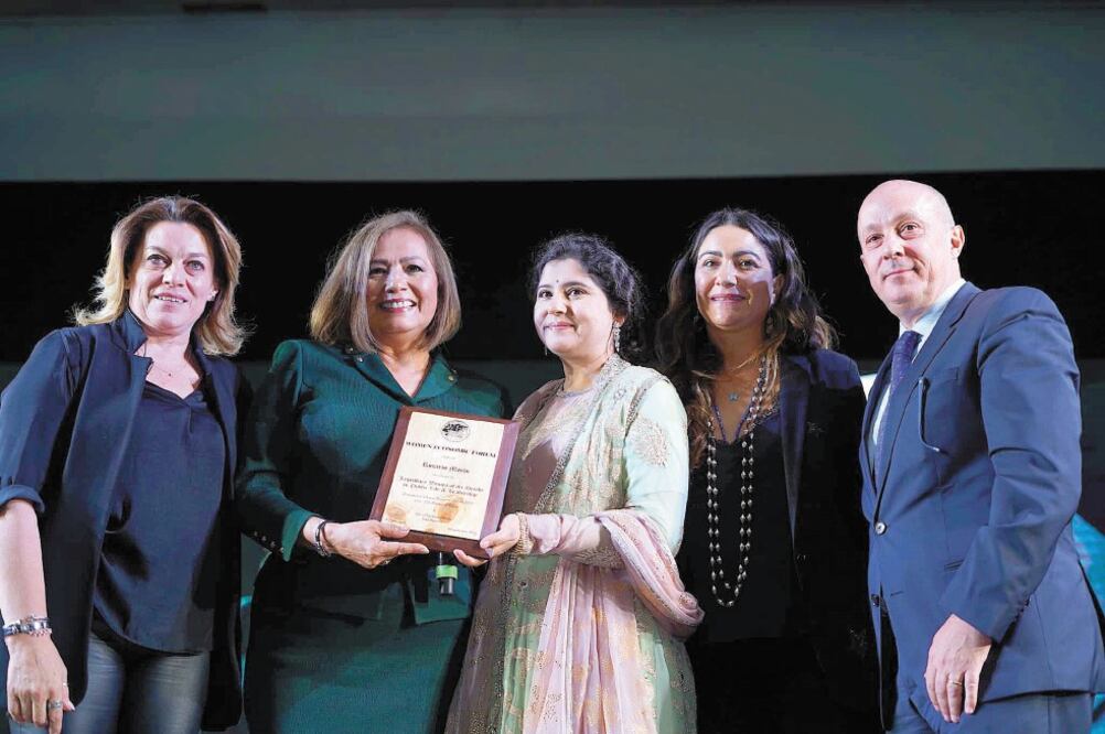 Rosario Marín, extesorera del gobierno de Estados Unidos (segunda de izq. a der.), fue la última oradora en la clausura del Women Economic Forum México 2019, donde recibió un reconocimiento a su trayectoria profesional. Foto: CORTESÍA