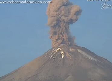 VIDEO: Amanece el Popocatépetl con explosión y fumarola este 31 de octubre
