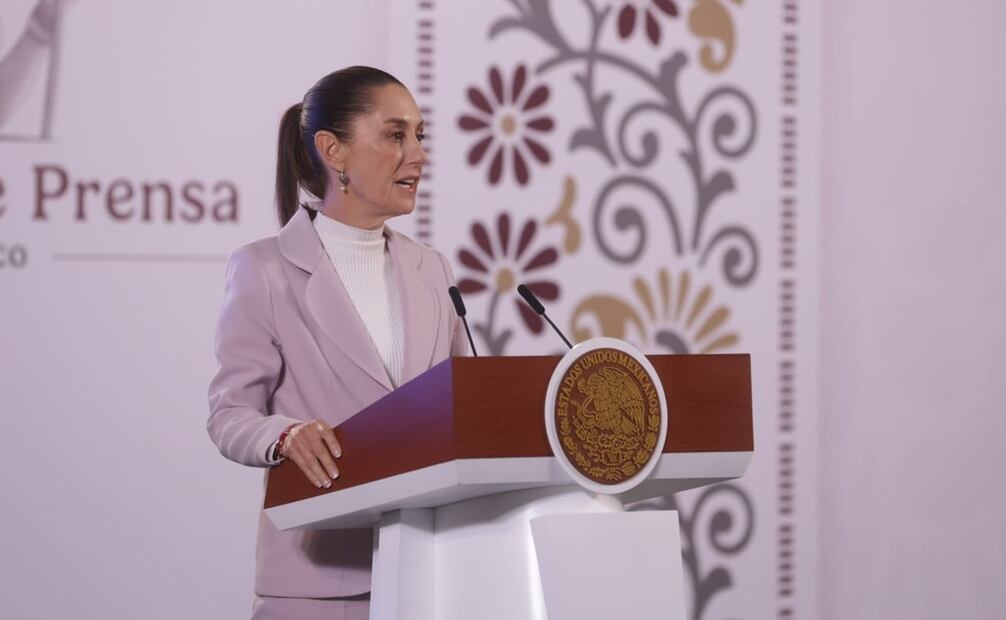 “Lo que me parece más lamentable es que se utilice la palabra `ama de casa´ como algo peyorativo. No, yo soy presidenta, abuela, mamá y ama de casa y con orgullo", asegura Sheinbaum y afirma que "todas las amas de casa, es decir, las mujeres, esposas que se dedican al hogar merecen todo nuestro reconocimiento". Foto: Gabriel Pano / EL UNIVERSAL