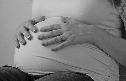 ¿Control o delito? Hospital en China ignora a mujer por no tener prueba antiCovid; la deja abortar en la calle