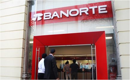 Clientes de Banorte podrán retirar efectivo en cajas de Walmart