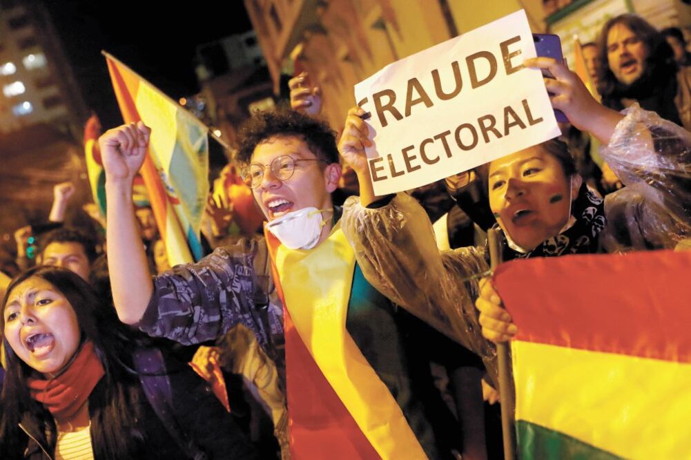 Inconformes. Bolivianos se manifestaron ayer en La Paz y denunciaron un fraude electoral. Foto/KAI PFAFFENBACH. REUTERS