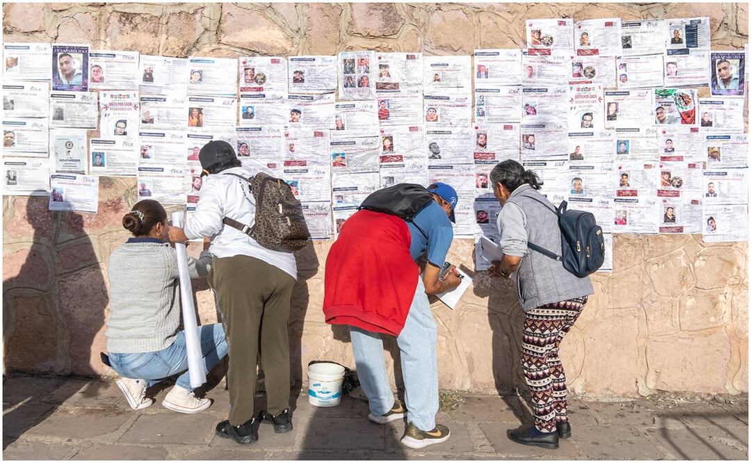Pegan cerca de 500 cédulas de personas desaparecidas Foto: Diana Valdez / EL UNIVERSAL