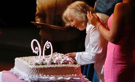 Poniatowska partió el pastel de sus 90 años en celebración en Bellas Artes