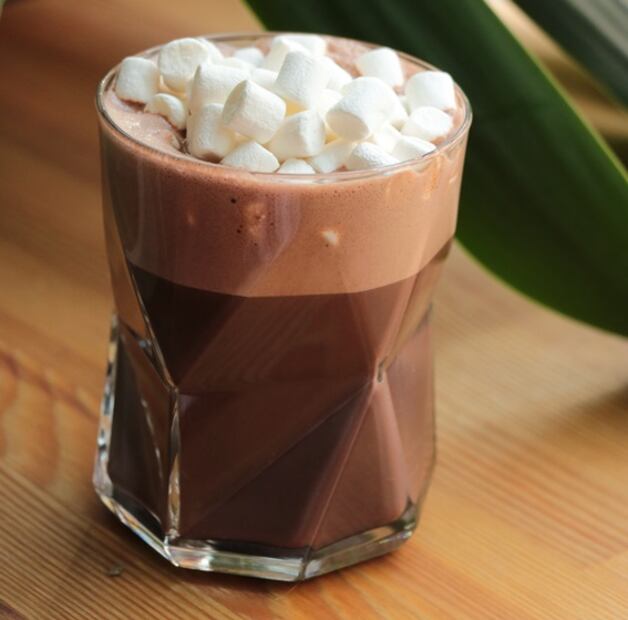 Prepara chocolate caliente con vino tinto y olvídate del frío