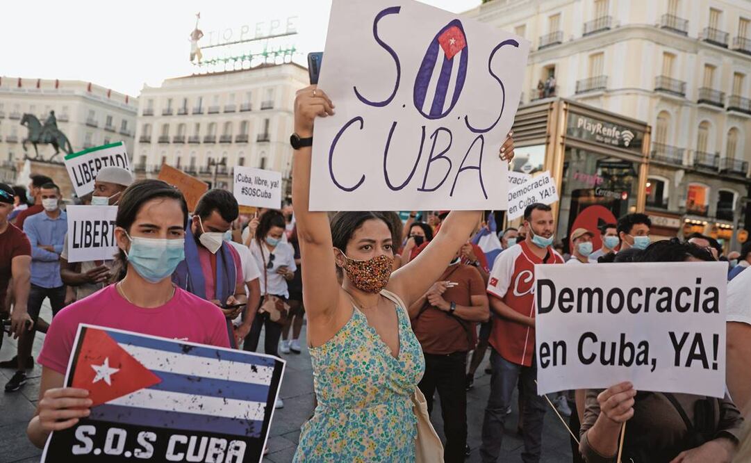 Manifestantes se reunieron ayer frente a la embajada cubana en Madrid para reclamar “una Cuba libre”. Foto: EFE