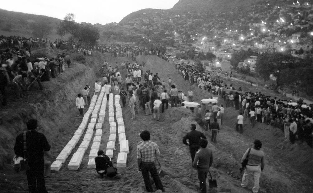 En su momento se realizó un funeral para todas las víctimas locales, pero con el paso de las décadas, ya sólo grupos de 50 vecinos suelen acudir a las misas del aniversario luctuoso, por lo general sin presencia de las autoridades municipales. Archivo EL UNIVERSAL.