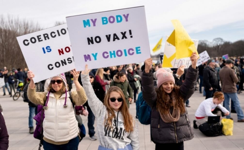 Antivacunas reclaman "libertad médica" en capital de EU