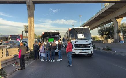 Transportistas bloquean la México-Querétaro a la altura de Perinorte; acusan a Fiscalía de Edomex de fabricar delitos